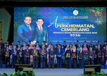 AHMAD Samsuri Mokhtar (tengah) bergambar bersama kakitangan kerajaan yang menerima anugerah pada Majlis Anugerah Perkhidmatan Cemerlang Peringkat Negeri Terengganu di Wisma Darul Iman, Kuala Terengganu, Terengganu. - UTUSAN/PUQTRA HAIRRY