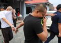 CHE Mohd. Nazzaruddin Che Ros (tengah) dan dua rakan subahat dibawa keluar dari Mahkamah Majistret Marang atas pertuduhan membunuh seorang banduan lain di Penjara Marang, 24 Ogos lalu. -UTUSAN/PUQTRA HAIRRY