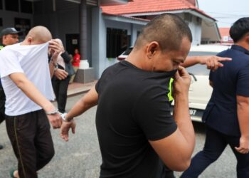 CHE Mohd. Nazzaruddin Che Ros (tengah) dan dua rakan subahat dibawa keluar dari Mahkamah Majistret Marang atas pertuduhan membunuh seorang banduan lain di Penjara Marang, 24 Ogos lalu. -UTUSAN/PUQTRA HAIRRY