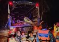 ANGGOTA Angkatan Pertahanan Awam Malaysia (APM) memindahkan mangsa banjir di Batu 7 Changkat Jering di Taiping semalam. - UTUSAN/APM