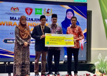 SITI Norina Muhamad (kiri) bergambar bersama Muhammad Syakir Zailani (dua dari kiri) pada Majlis Sanjungan Wira Pendidikan Khas ke Global It Challenge di Vietnam 2026, Muhammad Syakir Zailani di Kota Bharu, Kelantan. - UTUSAN/ROSMIZAN RESDI