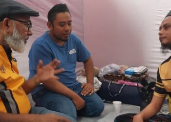 AHLI Parlimen Bukit Gantang, Datuk Syed Abu Hussin Hafiz Syed Abdul Fasal (kiri) melawat mangsa banjir di PPS SK Matang Gelugor di Bukit Gantang semalam. - UTUSAN/WAT KAMAL ABAS