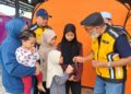 SYED Abu Hussin Hafiz Syed Abdul Fasal menyampaikan sumbangan kepada mangsa banjir di PPS Dewan Terbuka Masjid Al -Wusta di Bukit Gantang hari ini. - UTUSAN/WAT KAMAL ABAS