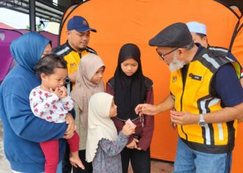 SYED Abu Hussin Hafiz Syed Abdul Fasal  menyampaikan sumbangan kepada mangsa banjir di PPS Dewan Terbuka Masjid Al -Wusta di Bukit Gantang hari ini. - UTUSAN/WAT KAMAL ABAS