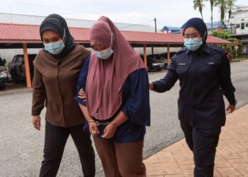 SEORANG wanita berusia 23 tahun (tengah) ditahan reman bagi membantu siasatan kes penemuan mayat bayi di Taman Perumahan Setengge, Kuala Berang, Hulu Terengganu, Terengganu. - UTUSAN/PUQTRA HAIRRY