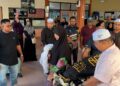 JENAZAH Wan Badariah Wan Saad di bawa keluar dari Unit Forensik HTF, Kangar, Perlis, petang tadi. -UTUSAN/ASYRAF MUHAMMAD