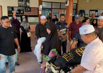 JENAZAH Wan Badariah Wan Saad di bawa keluar dari Unit Forensik HTF, Kangar, Perlis, petang tadi. -UTUSAN/ASYRAF MUHAMMAD