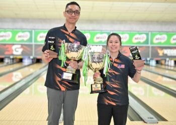 Atlet Boling Tenpin negara, Muhammad Syafiq Ridhwan Abdul Malek bersama Gillian Lim merangkul kejuaraan Kejohanan Boling Terbuka Kebangsaan ke-48 dalam kategori Terbuka Lelaki dan Wanita di Sunway Megalanes, kelmarin. - IHSAN MTBC