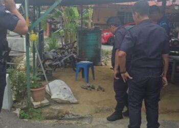 TIGA objek disyaki bom mortar ditemukan dalam tong 'roro' di sebuah rumah di Kampung Dato Ahmad Razali, Dengkil, Selangor.