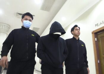 WAN Muhammad Faiz Wan Asri (tengah) dibawa anggota Suruhanjaya Pencegahan Rasuah Malaysia (SPRM) di Mahkamah Kuantan, Pahang.