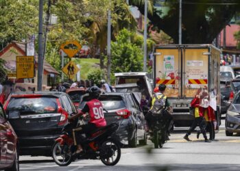 ISU penunggang motosikal bawah umur perlu diberi perhatian serius memandangkan terdapat kanak-kanak seawal usia 12 tahun sudah menunggang motosikal tanpa lesen.-GAMBAR HIASAN