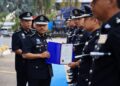 MOHD. Yusoff Mamat (kiri) menyerahkan surat penghargaan kepada anggotanya semasa Perhimpunan Bulanan Ibu pejabat Polis Kontinjen Kelantan di Kota Bharu, Kelantan. - UTUSAN/KAMARUL BISMI KAMARUZAMAN