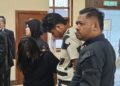 STEVENT Anthony (dua dari kanan) ketika dibawa bagi berdepan pertuduhan membunuh pembantu rumah warga India, di Mahkamah Majistret, di sini hari ini.
