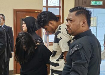 STEVENT Anthony (dua dari kanan) ketika dibawa bagi berdepan pertuduhan membunuh pembantu rumah warga India, di Mahkamah Majistret, di sini hari ini.