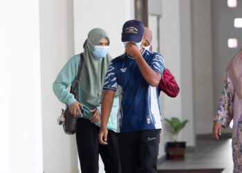 TERTUDUH semasa hadir ke mahkamah untuk prosiding pertuduhan di Mahkamah Seysen, Kota Bharu, Kelantan. - UTUSAN/KAMARUL BISMI KAMARUZAMAN