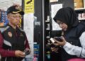 GHAZALI Chik (kiri) membuat pemeriksaan di salah sebuah premis semasa Operasi Bersepadu Penguatkuasa Kesihatan Awam Mega di sekitar Jalan Sarawak, Kuala Perlis, Perlis, hari ini. -UTUSAN/ASYRAF MUHAMMAD