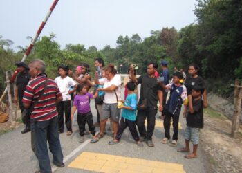OPERASI penguatkuasaan di sekitar Hutan Simpan Kekal (HSK) Ramsar Tasik Bera di Kampung Lubuk Tambangan di Bera, Pahang dicabar sekumpulan masyarakat Orang Asli yang didakwa melakukan provokasi, menghalang pasukan penguatkuasa dan mengugut supaya operasi tersebut dihentikan.