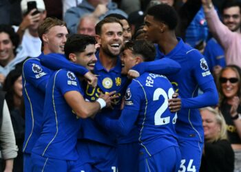 JORDAN Henderson (tengah) meraikan jaringan kelima Chelsea bersama rakan sepasukan ketika membelasah Bournemouth 5-1 dalam aksi Liga Perdana Inggeris di Stamford Bridge, London, malam tadi. - AFP