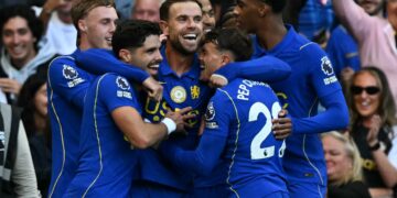 JORDAN Henderson (tengah) meraikan jaringan kelima Chelsea bersama rakan sepasukan ketika membelasah Bournemouth 5-1 dalam aksi Liga Perdana Inggeris di Stamford Bridge, London, malam tadi. - AFP
