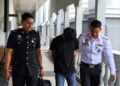 MUHAMMAD Saiful Sabinee (tengah) ketika hadir bagi dua pertuduhan menyebabkan kecederaan kepada dua peserta larian Kuala Lumpur Standard Chartered Marathon (KLSCM), awal pagi Sabtu lalu, di Mahkamah Majistret, di sini hari ini.