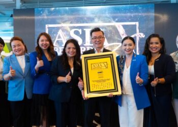 DATUK Kk Chua (tengah)  menyampaikan pengiktirafan pelancaran Corporate Sustainability & Upcycling Network (CSUN) sebagai penghargaan terhadap kejayaan CSUN membangunkan rangkaian kerjasama yang menghubungkan organisasi daripada pelbagai industri di bawah satu misi kelestarian bersama.