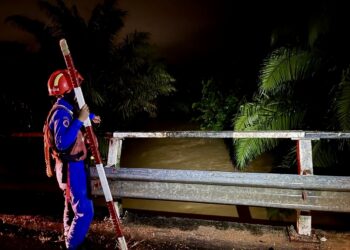 ANGGOTA Angkatan Pertahanan Awam (APM) melakukan pemantauan di kawasan sungai ekoran hujan lebat berterusan sehingga mengakibatkan paras meningkat di Kubang Pasu.
