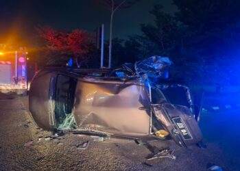 KEADAAN kenderaan dinaiki dua wartawan wanita yang terbabas selepas dilanggar sebuah lori di persimpangan lampu isyarat berhampiran Taman Kledang Permai, Ipoh hari ini.