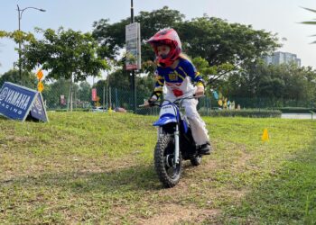 AKSI Sofia Burlak ketika menunggang motosikal lasak.