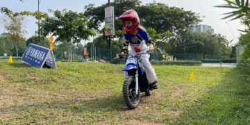 AKSI Sofia Burlak ketika menunggang motosikal lasak.
