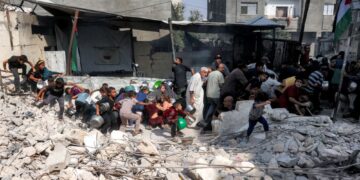 PENDUDUK berlindung daripada serangan dron di utara Semenanjung Gaza. - AFP