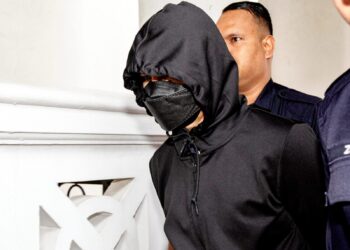 MOHD. Nazri Abdul Razak dibawa keluar dari Mahkamah Tinggi Ipoh, Perak semalam selepas selesai prosiding kes menyebabkan kematian tanpa niat yang dihadapinya pada tiga tahun lalu. – BERNAMA