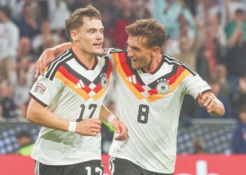 FLORIAN Wirtz (kiri) meraikan jaringannya ke atas Serbia dalam aksi Liga Negara-Negara UEFA di Munich. - AFP