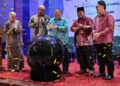 ABU Bakar Hamzah (tiga dari kiri) membuat gimik perasmian bersempena Majlis Penyerahan Alat Inovasi Pertanian Pintar Habaqqq NPK (STI) di salah sebuah hotel di Kangar Perlis hari ini.-UTUSAN/ASYRAF MUHAMMAD