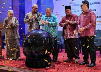 ABU Bakar Hamzah (tiga dari kiri) membuat gimik perasmian bersempena Majlis Penyerahan Alat Inovasi Pertanian Pintar Habaqqq NPK (STI) di salah sebuah hotel di Kangar Perlis hari ini.-UTUSAN/ASYRAF MUHAMMAD