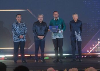 MUHTAR Suhaili (dua dari kanan) menerima Anugerah Kecemerlangan Sektor Perkhidmatan (Kategori 4) daripada Johari Abdul Ghani (dua dari kiri) pada Anugerah Kecemerlangan Industri (AKI) 2026 anjuran Kementerian Pelaburan, Perdagangan dan Industri (MITI).