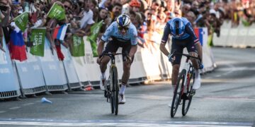 PELUMBA Belgium, Remco Evenepoel (kiri) memecut untuk melepasi garisan penamat bagi menjuarai acara lebuh raya elit lelaki Kejohanan Berbasikal Jalan Raya Eropah (UEC) di Sencur, berhampiran Ljubljana, Slovenia, semalam, dengan pelumba Itali, Giulio Ciccone (kanan) di tempat kedua. - AFP