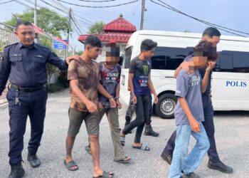 ANGGOTA polis membawa Muhammad Bismi (dua dari kiri), Muhammad Ridwan (tiga dari kiri) dan dua remaja untuk didakwa atas pertuduhan mencuri dua buah motosikal jenis Honda EX5 di Mahkamah Majistret Bachok, Kelantan.