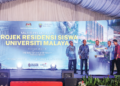 DR. Noor Azuan Abu Osman (dua dari kanan) mengiringi Perdana Menteri, Datuk Seri Anwar Ibrahim menyempurnakan Majlis Pelancaran Projek Residensi Siswa UM, semalam. – UTUSAN/AMIR KHALID