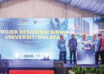DR. Noor Azuan Abu Osman (dua dari kanan) mengiringi Perdana Menteri, Datuk Seri Anwar Ibrahim menyempurnakan Majlis Pelancaran Projek Residensi Siswa UM, semalam. – UTUSAN/AMIR KHALID