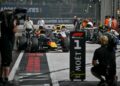 MAX Verstappen memandu jentera Red Bull menuju lorong pit selepas muncul terpantas dalam sesi kelayakan menjelang Grand Prix Formula Satu Singapura di Litar Jalan Raya Marina Bay, hari ini. - AFP