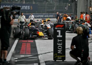 MAX Verstappen memandu jentera Red Bull menuju lorong pit selepas muncul terpantas dalam sesi kelayakan menjelang Grand Prix Formula Satu Singapura di Litar Jalan Raya Marina Bay, hari ini. - AFP