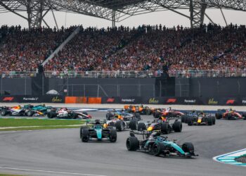 ANTARA aksi perlumbaan Formula 1 Bahrain Granprix di Malaysia, di SIC, kelmarin. - UTUSAN/SHIDDIEQIIN ZON