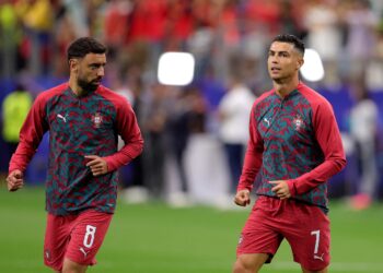 BRUNO Fernandes (kiri) bersama Cristiano Ronaldo. - AFP