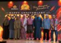 Mohd. Khairul Nizam (empat dari kanan) bersama ahli keluarga sempena ulang tahun ke-10 2M World pada program Sedekad Bersama Dr Roket di Kuala Lumpur.
