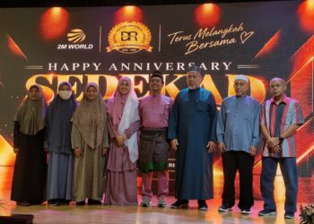 Mohd. Khairul Nizam (empat dari kanan) bersama ahli keluarga sempena ulang tahun ke-10 2M World pada program Sedekad Bersama Dr Roket di Kuala Lumpur.