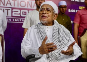 ABDUL Hadi Awang menjawab pertanyaan pemberita selepas majlis Persidangan Antarabangsa Terengganu bertemakan Sambutan Tiga Tahun Taufan Al-Aqsa di Stadium Negeri di Kuala Terengganu, Terengganu. - UTUSAN/PUQTRA HAIRRY