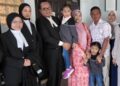 NORAISAH Ali (empat dari kanan) bersama peguam mendukung Hanan Qaireen Mohd. Sukri selepas mendapat keputusan di Mahkamah Tinggi, Ayer Keroh, Melaka semalam.