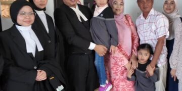 NORAISAH Ali (empat dari kanan) bersama peguam mendukung Hanan Qaireen Mohd. Sukri selepas mendapat keputusan di Mahkamah Tinggi, Ayer Keroh, Melaka semalam.