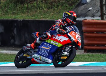 Pelumba pasukan AEON Credit MT Helmets MSI, Muhammad Hakim Danish Ramli menjalani latihan kelas Moto 3 pada Petronas Grand Prix of Malaysia 2026 (MotoGP) di Litar Antarabangsa Sepang di sini hari ini. - UTUSAN/AMIR KHALID