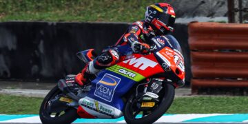 Pelumba pasukan AEON Credit MT Helmets MSI, Muhammad Hakim Danish Ramli menjalani latihan kelas Moto 3 pada Petronas Grand Prix of Malaysia 2026 (MotoGP) di Litar Antarabangsa Sepang di sini hari ini. - UTUSAN/AMIR KHALID
